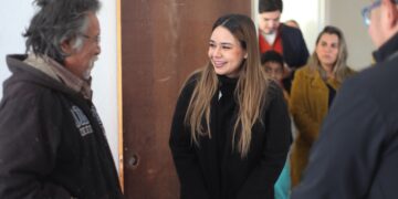 Visita Lucy de Gattás a familias en el albergue del DIF Victoria