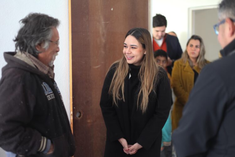 Visita Lucy de Gattás a familias en el albergue del DIF Victoria