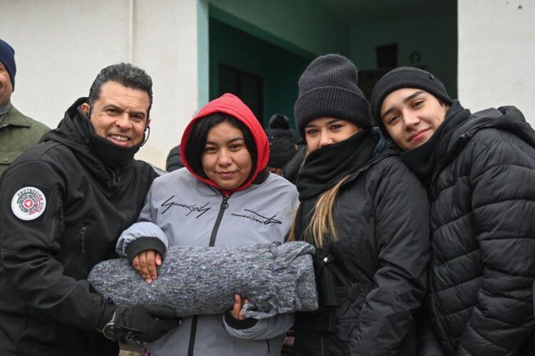 Distribuyen Municipio y DIF Victoria apoyos invernales