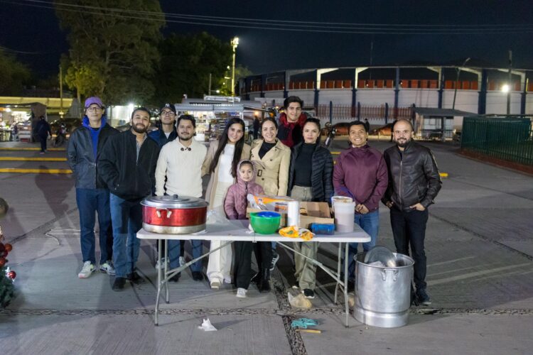 Diputada Katalyna Mendez llevó cena y Rosca de Reyes a familias que esperan en el IMSS