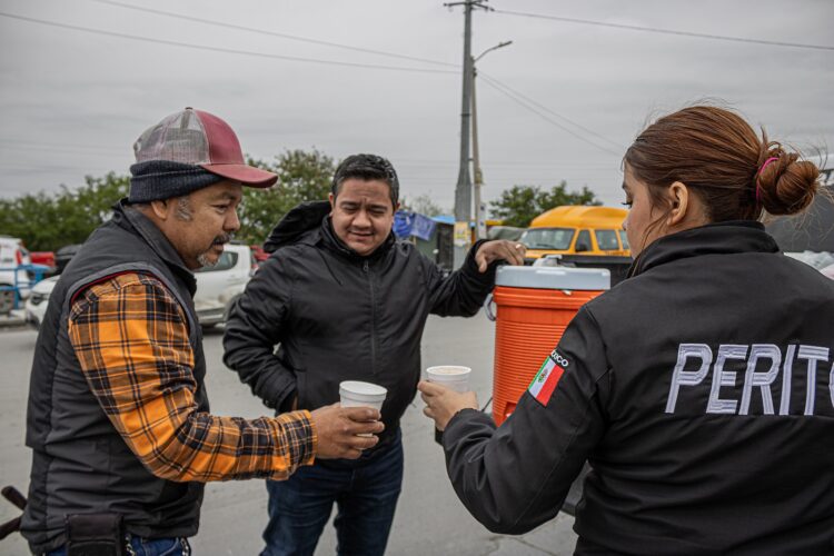 Agentes de Tránsito de Matamoros ayudan a la gente por el frío