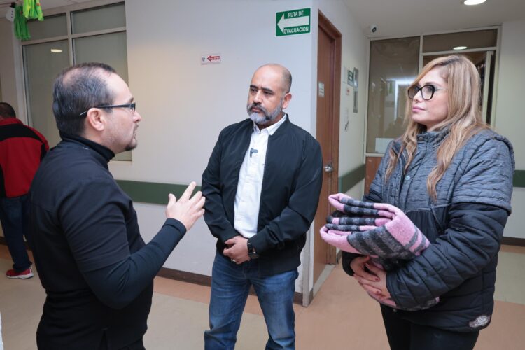 Entrega Marcelo Abundiz  donativos a familiares, pacientes y doctores de Hospital General de Altamira 