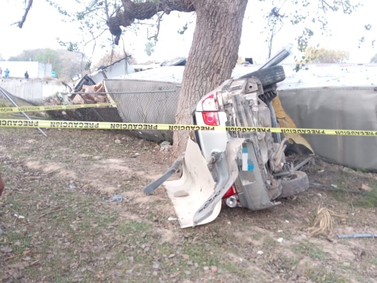 Mueren dos maestras al chocar con un trailer en Tamaulipas