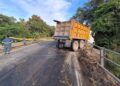 Se accidenta camión de volteo y cierran carretera federal, por Gómez Farías