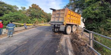 Se accidenta camión de volteo  y cierran carretera federal, por Gómez Farías