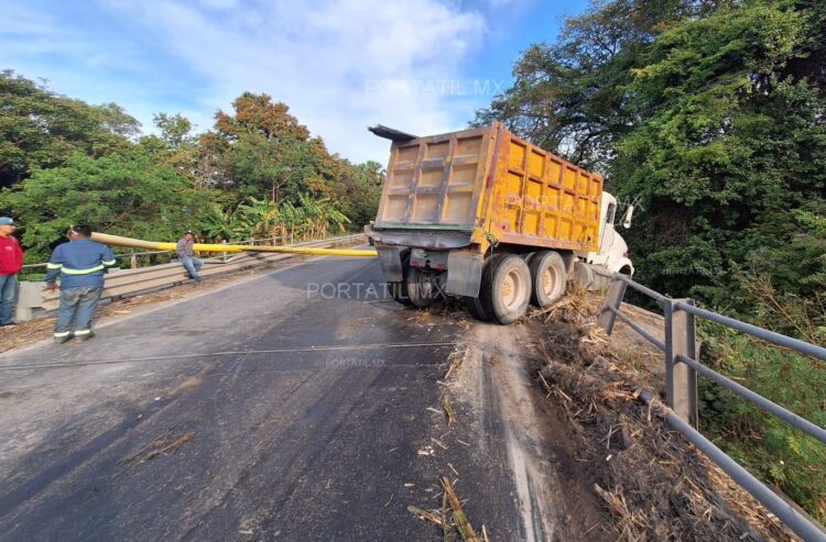 Se accidenta camión de volteo  y cierran carretera federal, por Gómez Farías