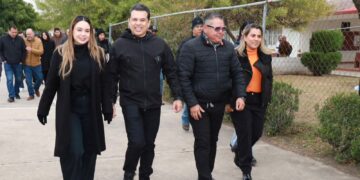 Visitan Lalo y Lucy albergue y colonias para dar cobijo a familias