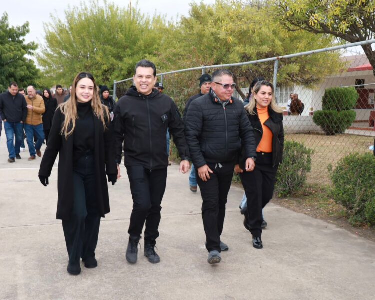 Visitan Lalo y Lucy albergue y colonias para dar cobijo a familias