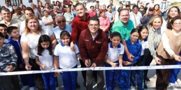Entrega Ayuntamiento calle de concreto hidráulico y colector en Infonavit Adelitas