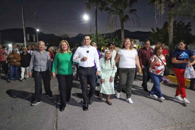 Cumple Municipio a vecinos de la Enrique Cárdenas con alumbrado