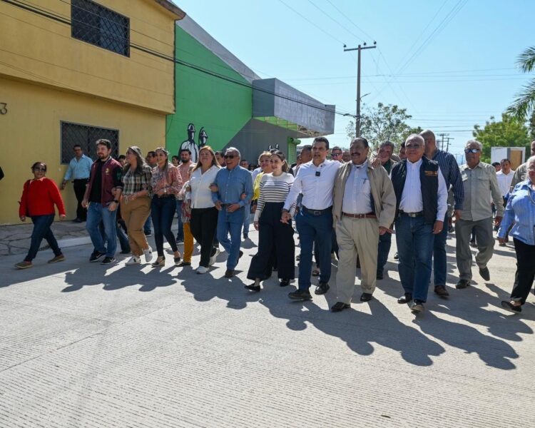 Agradecen vecinos obra pública en colonia del Maestro