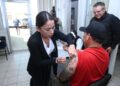 Inmunizan a empleados del Municipio para cuidar su salud