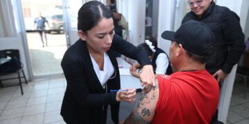 Inmunizan a empleados del Municipio para cuidar su salud