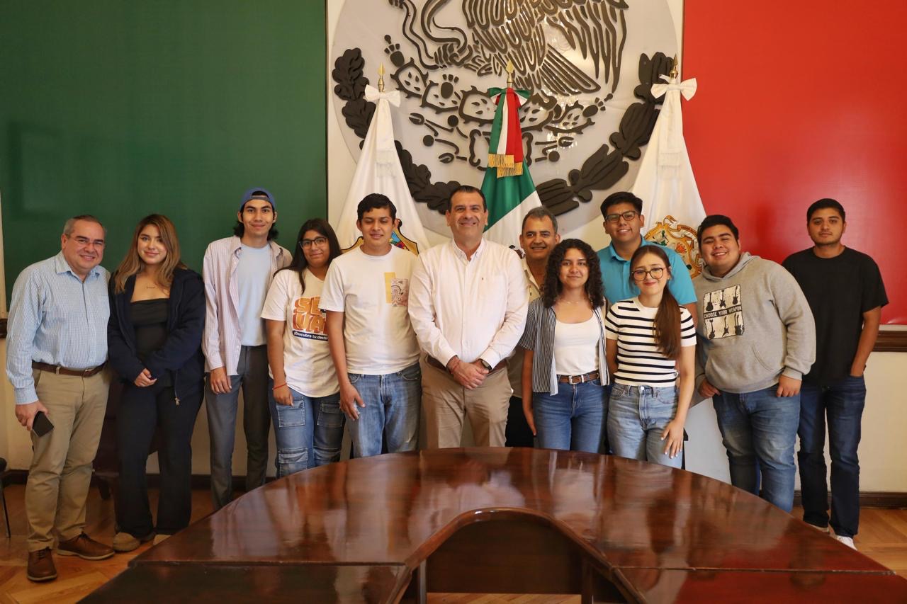 Estudiantes universitarios visitan la Presidencia Municipal