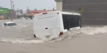 Tormenta inunda Reynosa, arrastra camiones de pasajeros y colapsa hospitales