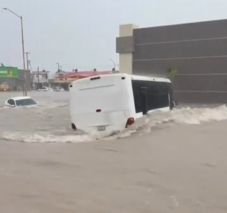 Tormenta inunda Reynosa, arrastra camiones de pasajeros y colapsa hospitales