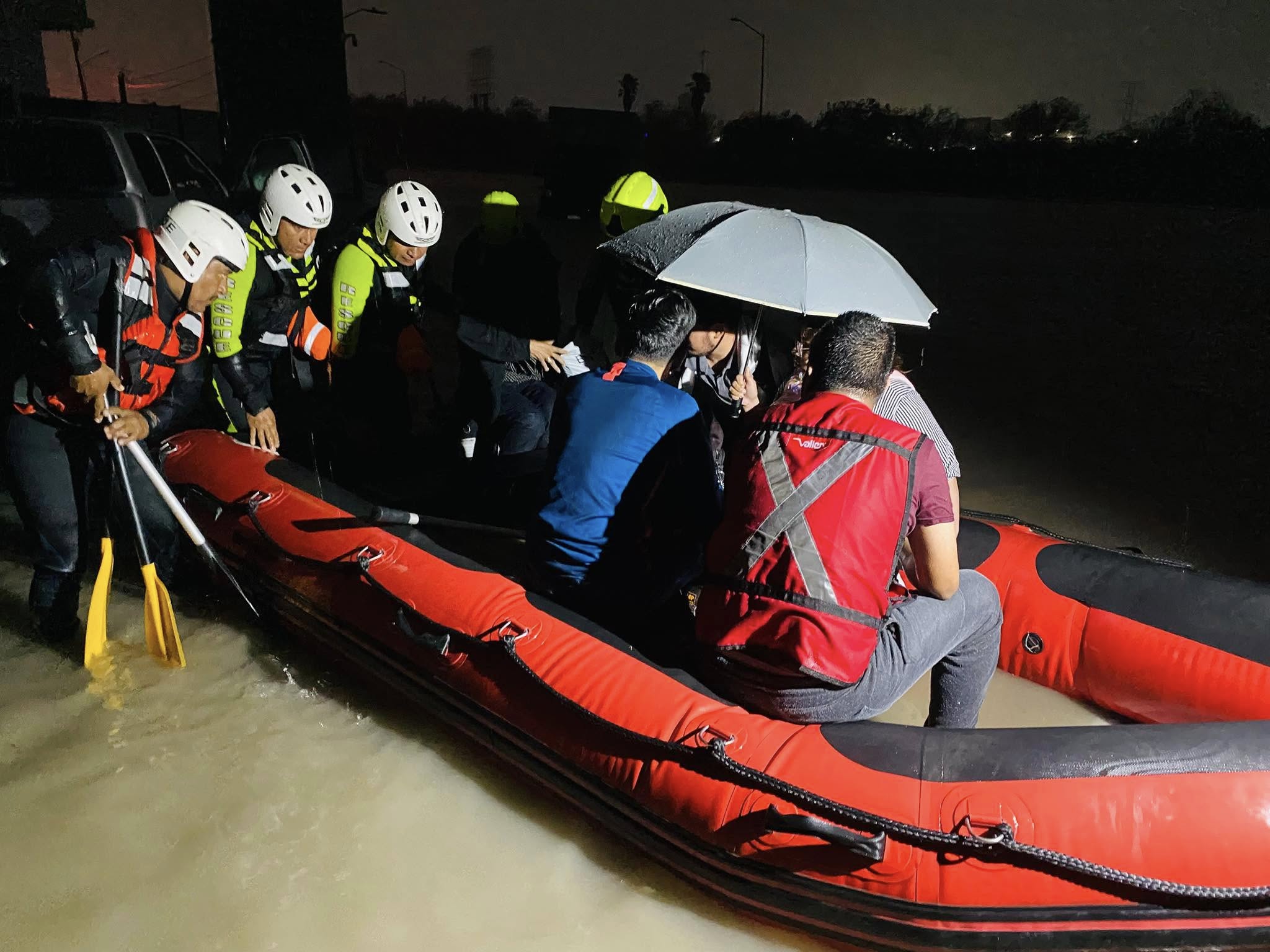 Rescatan con balsas a cientos de damnificados en Reynosa