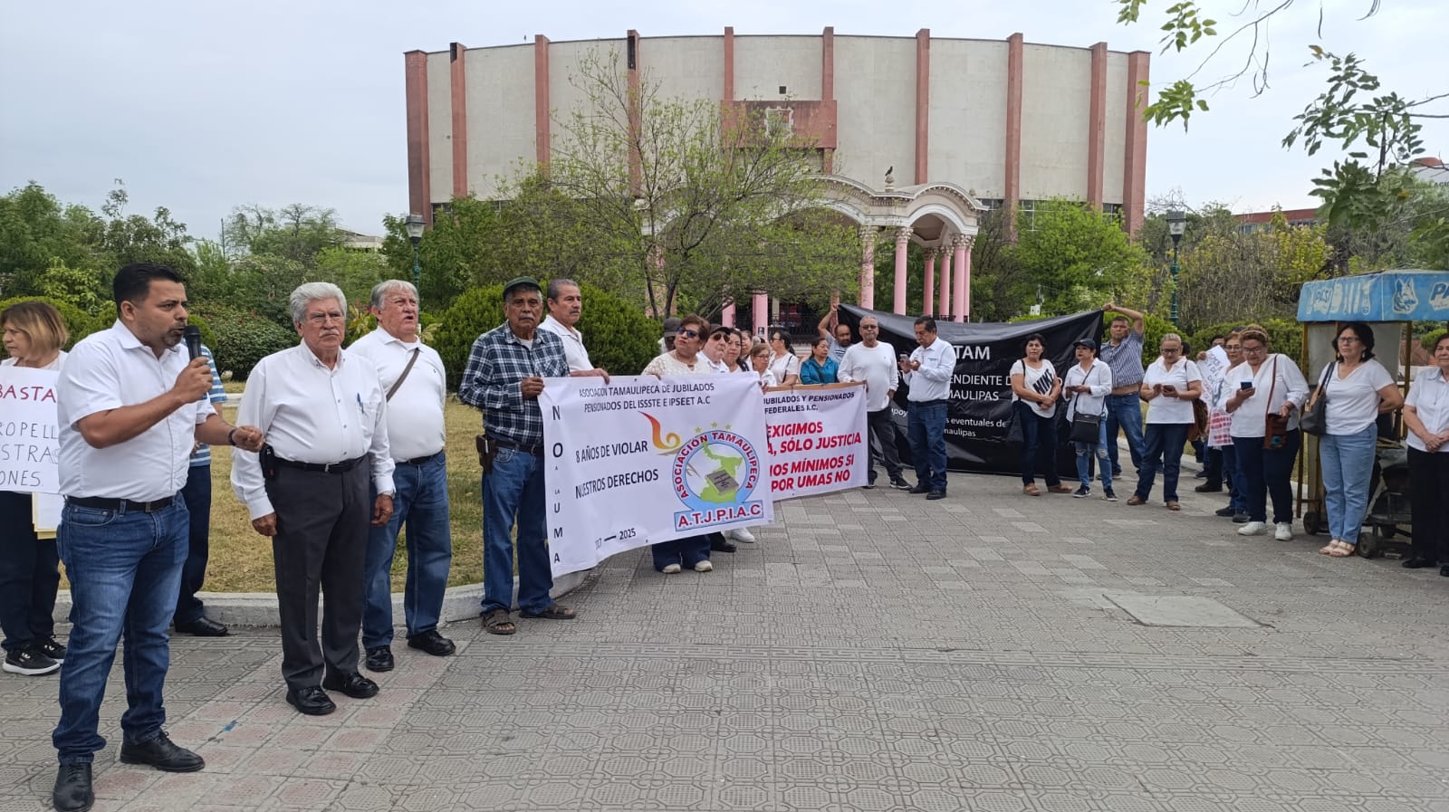 Otra protesta de jubilados contra el pago de pensiones en UMAS