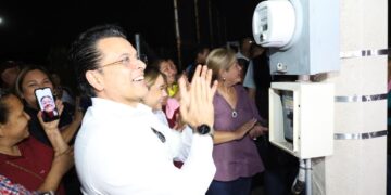 Se ilumina con modernas lámparas fraccionamiento Familias Fuertes