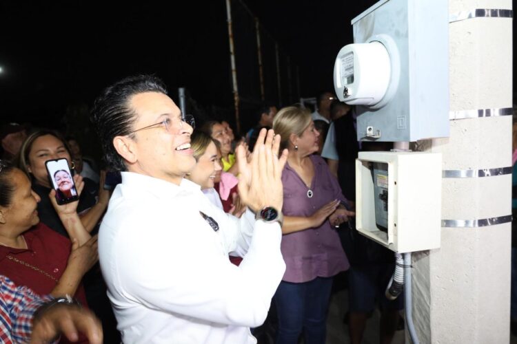 Se ilumina con modernas lámparas fraccionamiento Familias Fuertes