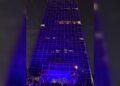 Iluminan con luces violeta Torre Gubernamental