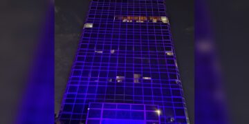 Iluminan con luces violeta Torre Gubernamental