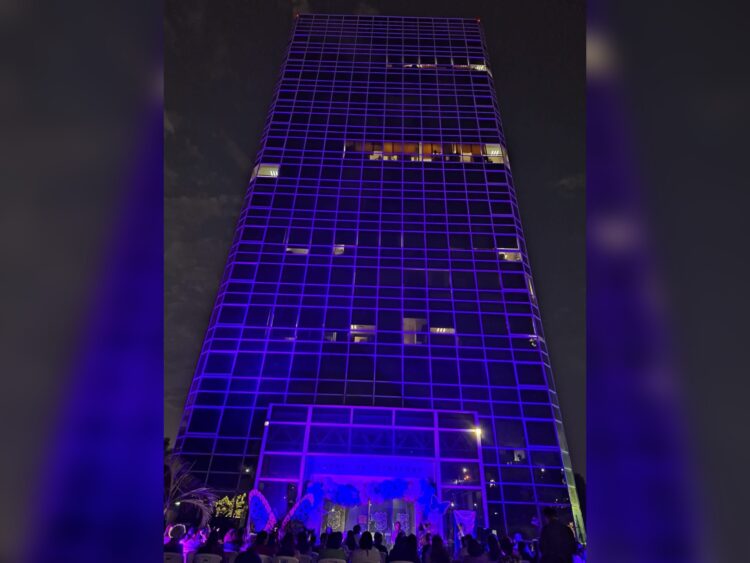 Iluminan con luces violeta Torre Gubernamental