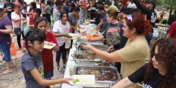 Degustan vacacionistas Parrillada Fest en Los Troncones