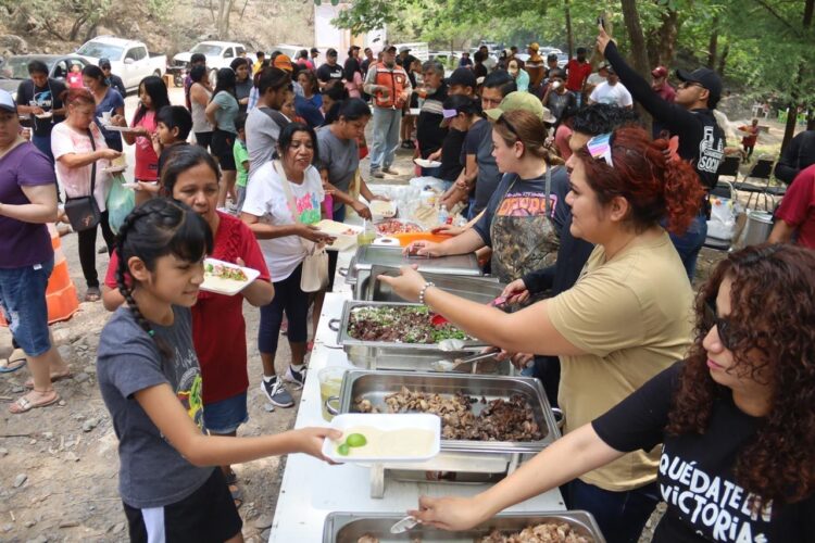 Degustan vacacionistas Parrillada Fest en Los Troncones