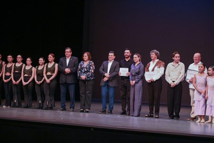 Abren Lalo y Lucy telón de festejos del Bicentenario