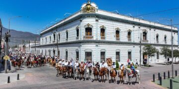 Cabalgantes celebran bicentenario de fundación de Victoria