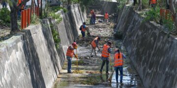 Supervisa alcalde limpieza de dren pluvial