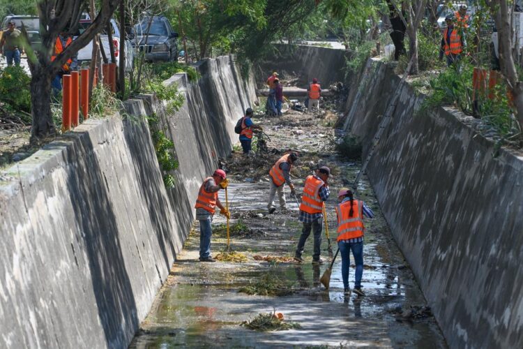 Supervisa alcalde limpieza de dren pluvial
