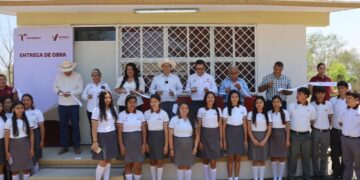 Entrega alcalde obras de apoyo a la educación en ejido Juan Rincón