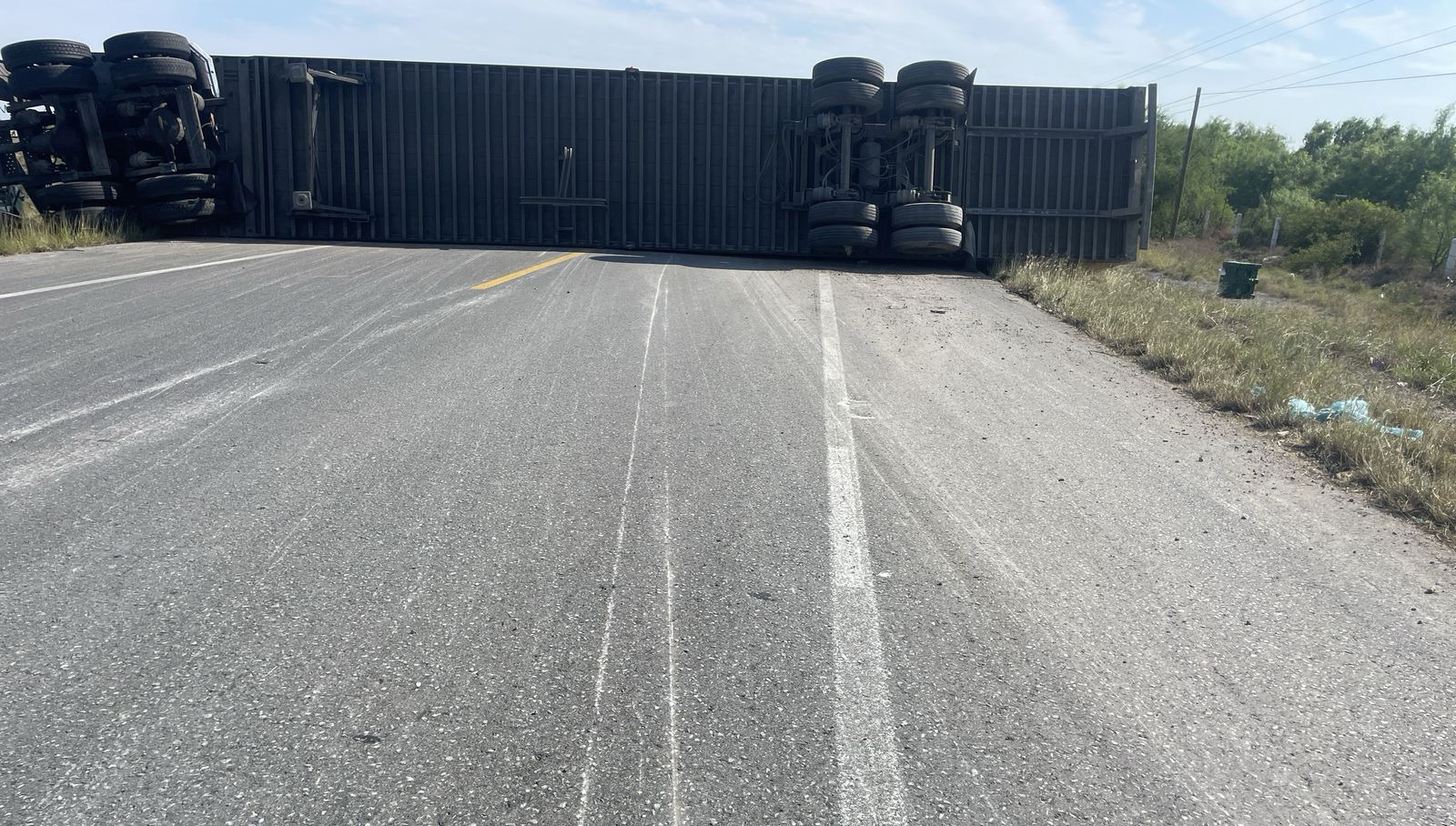 se voltea tráiler en la Monterrey-Nuevo Laredo al evitar un encontronazo con otra unidad