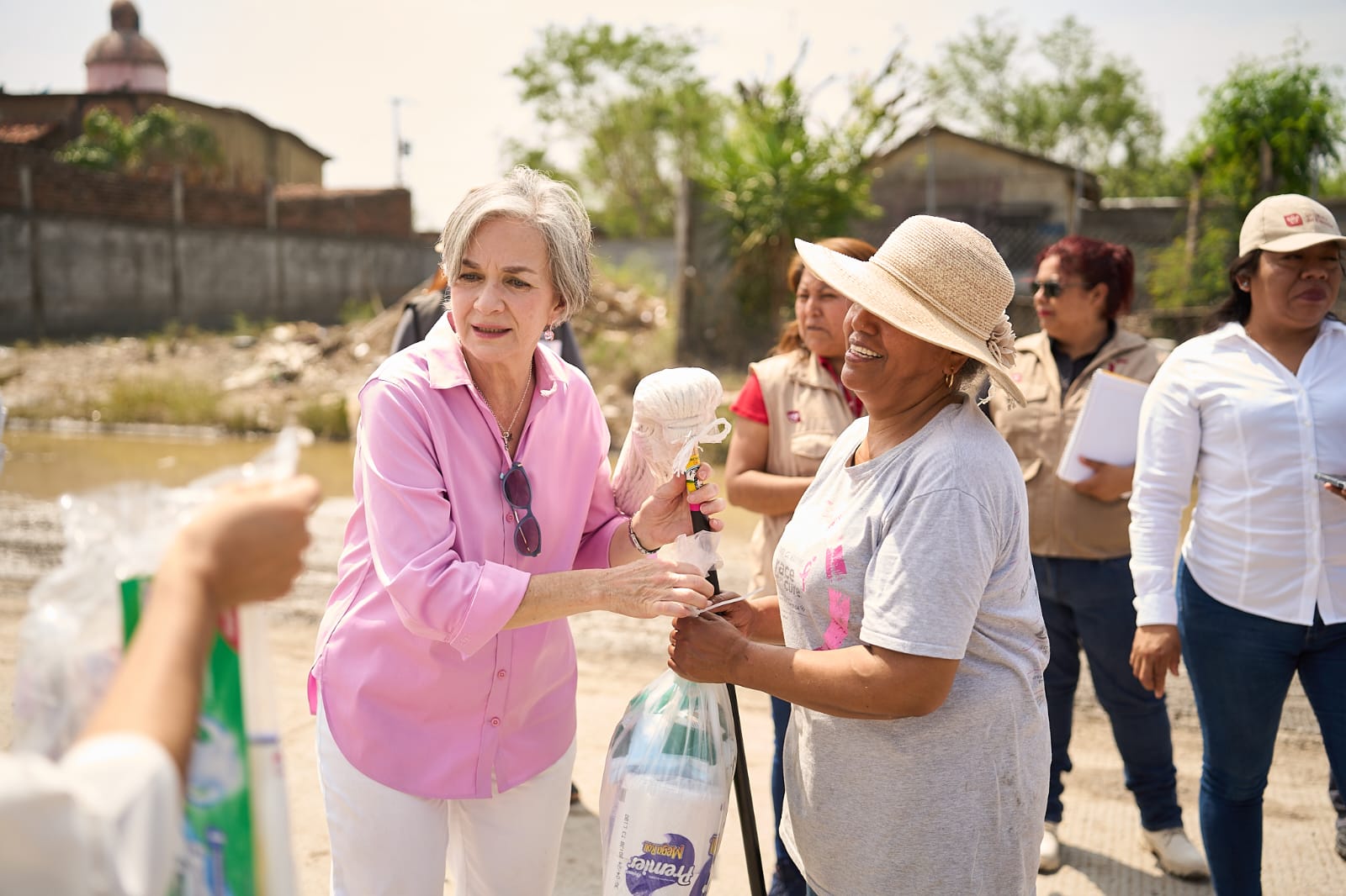 Atiende María de Villarreal a los sectores afectados por inundaciones en Reynosa
