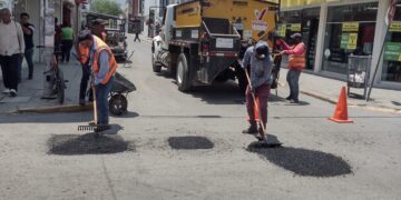 Tras lluvias activa Municipio plan de bacheo intenso