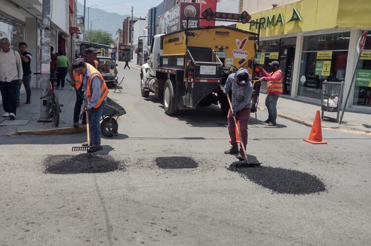 Tras lluvias activa Municipio plan de bacheo intenso