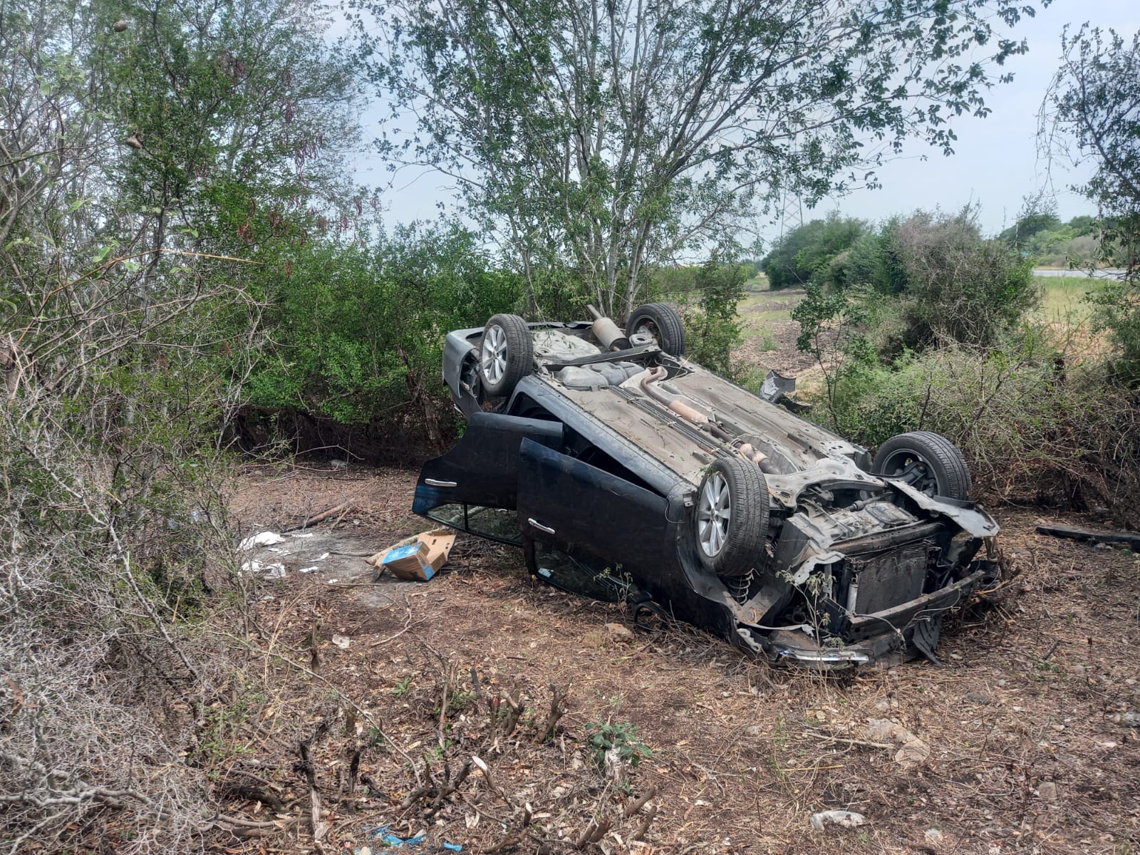 Guardia Estatal atiende volcadura en la carretera Victoria-Monterrey