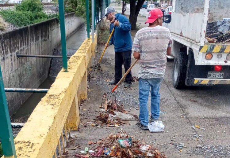 Limpian drenes tras inundaciones leves por paso de frente frío por Victoria