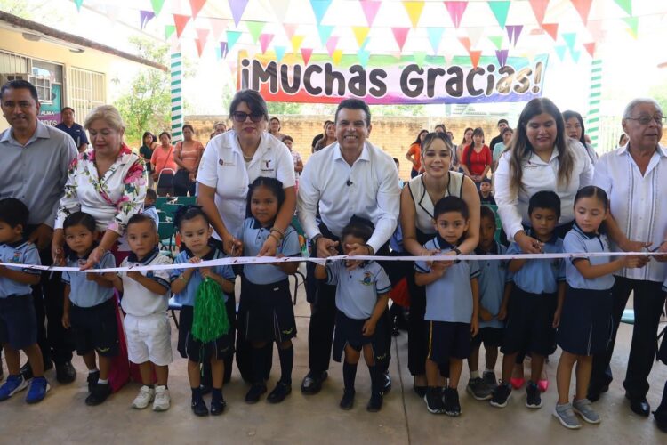 Entrega alcalde techumbre a Jardín de Niños América