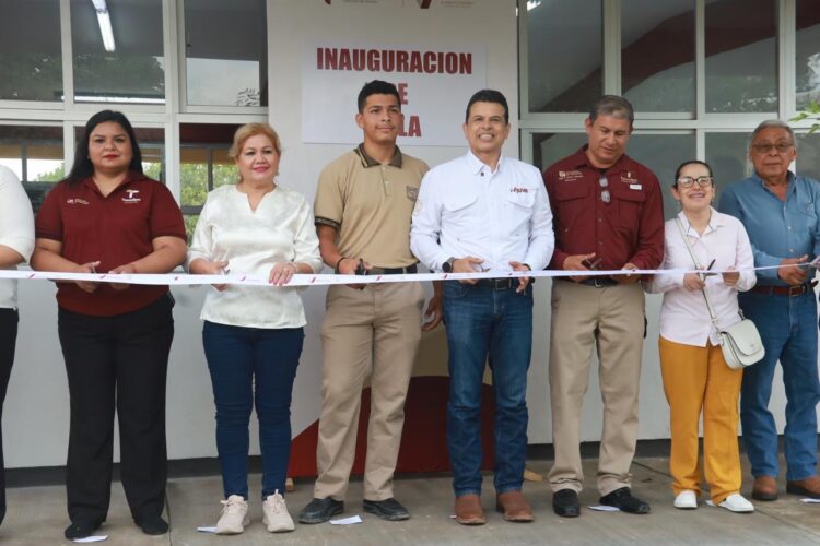 Entrega presidente Gattás aula a secundaria del ejido La Presa