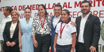 Entrega alcalde medalla Guadalupe Victoria a 163 estudiantes de excelencia