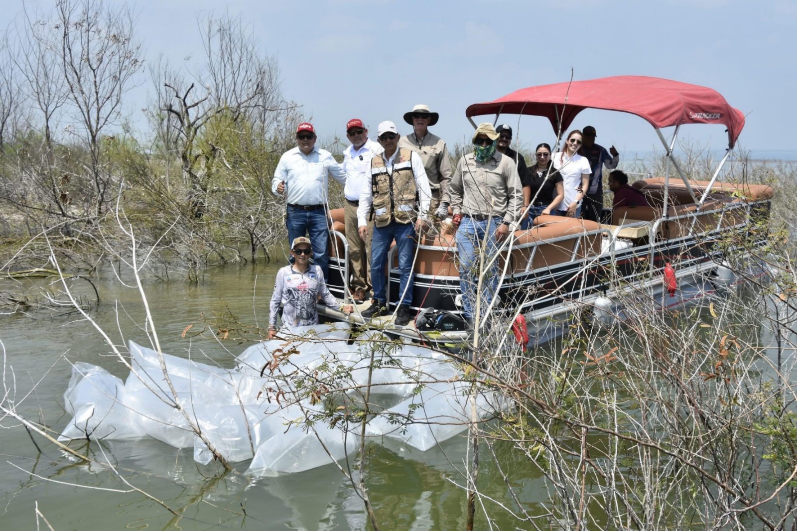 Siembran 30 mil lobinas en la presa Vicente Guerrero para impulsar la pesca deportiva