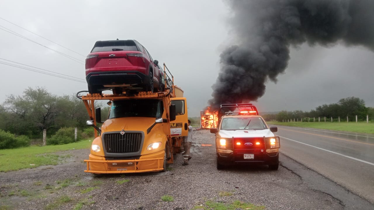 Se incendia un vehículo en la carretera Victoria-González