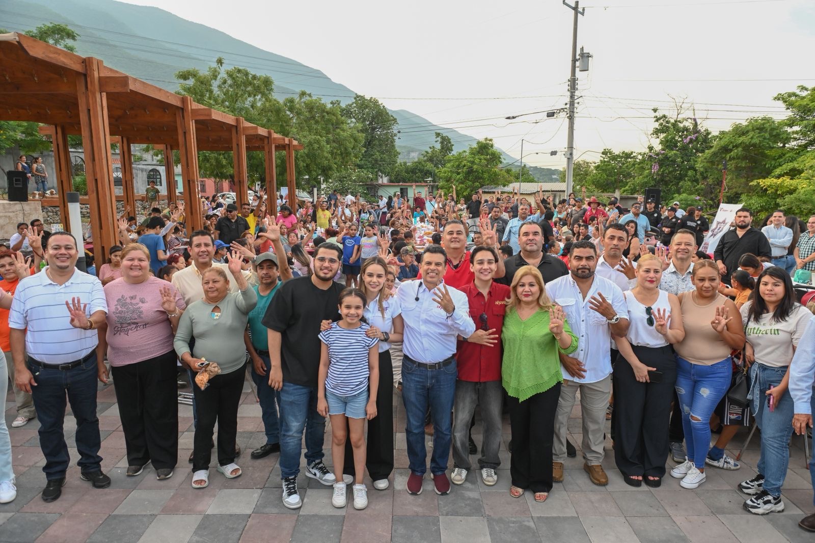 Festejan vecinos de la Ampliación Echeverría a Lalo en su cumpleaños