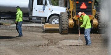 Supervisa Lalo Gattás obra de concreto hidráulico en la Simón Torres