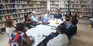Dialoga Enrique Jonguitud con integrantes de un Círculo de Lectura 