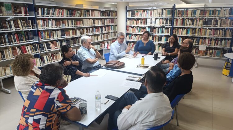 Dialoga Enrique Jonguitud con integrantes de un Círculo de Lectura 