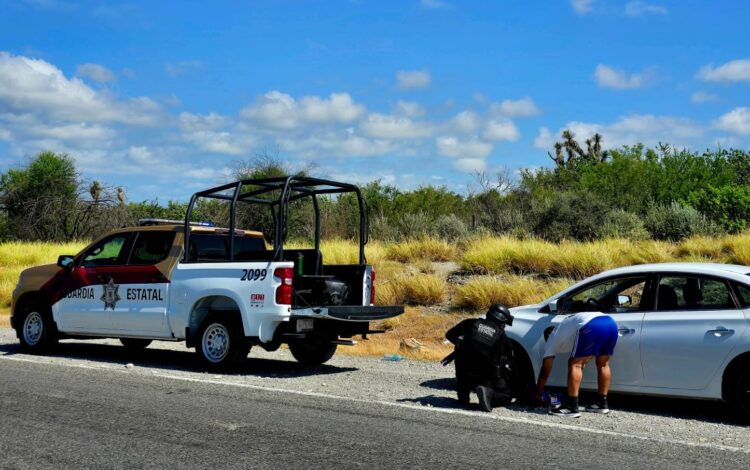 Guardia Estatal apoya a conductor tras ponchadura en Padilla